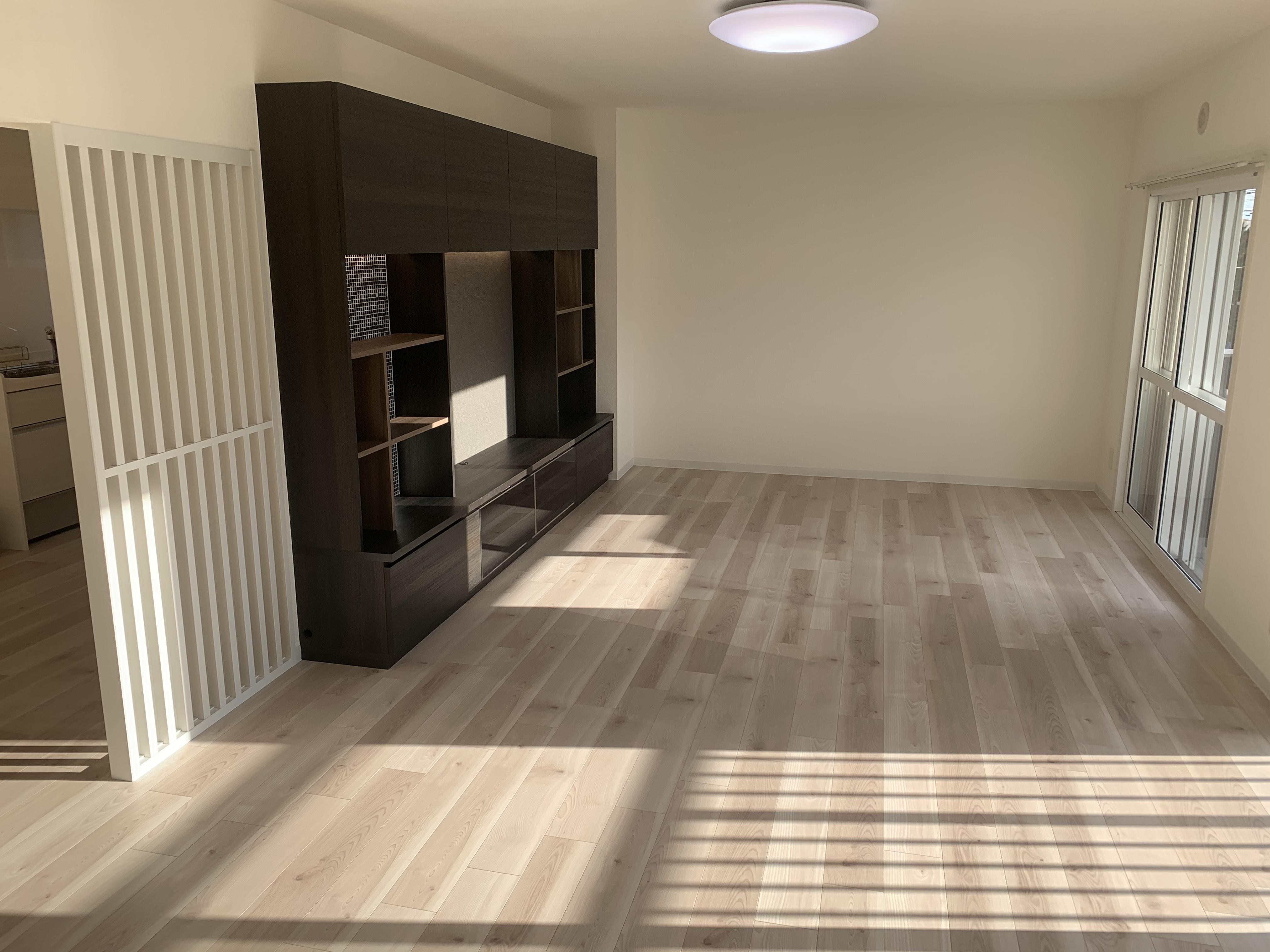 リビングと洋室を繋げ、テレビボードを造作。