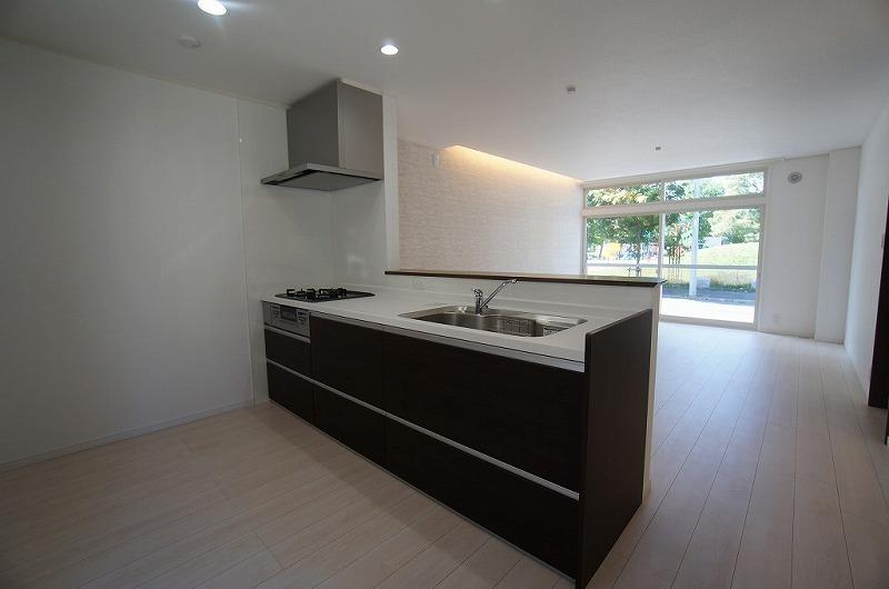 キッチンは基本オープンな形で配置。リビングの窓からは公園の木々が望めます。