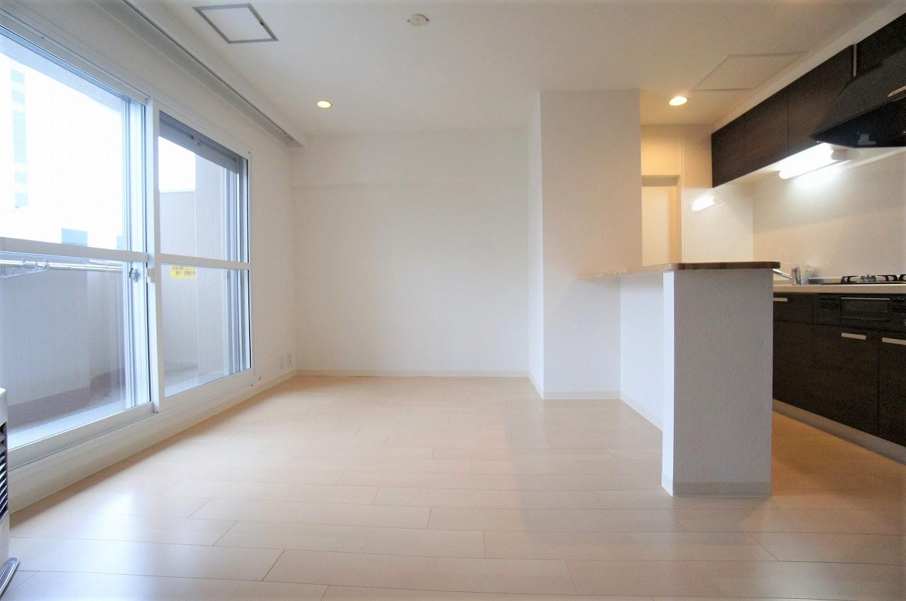 冷蔵庫が丸見えであったものを、冷蔵庫スペースを設置することで雑さがでてきません。