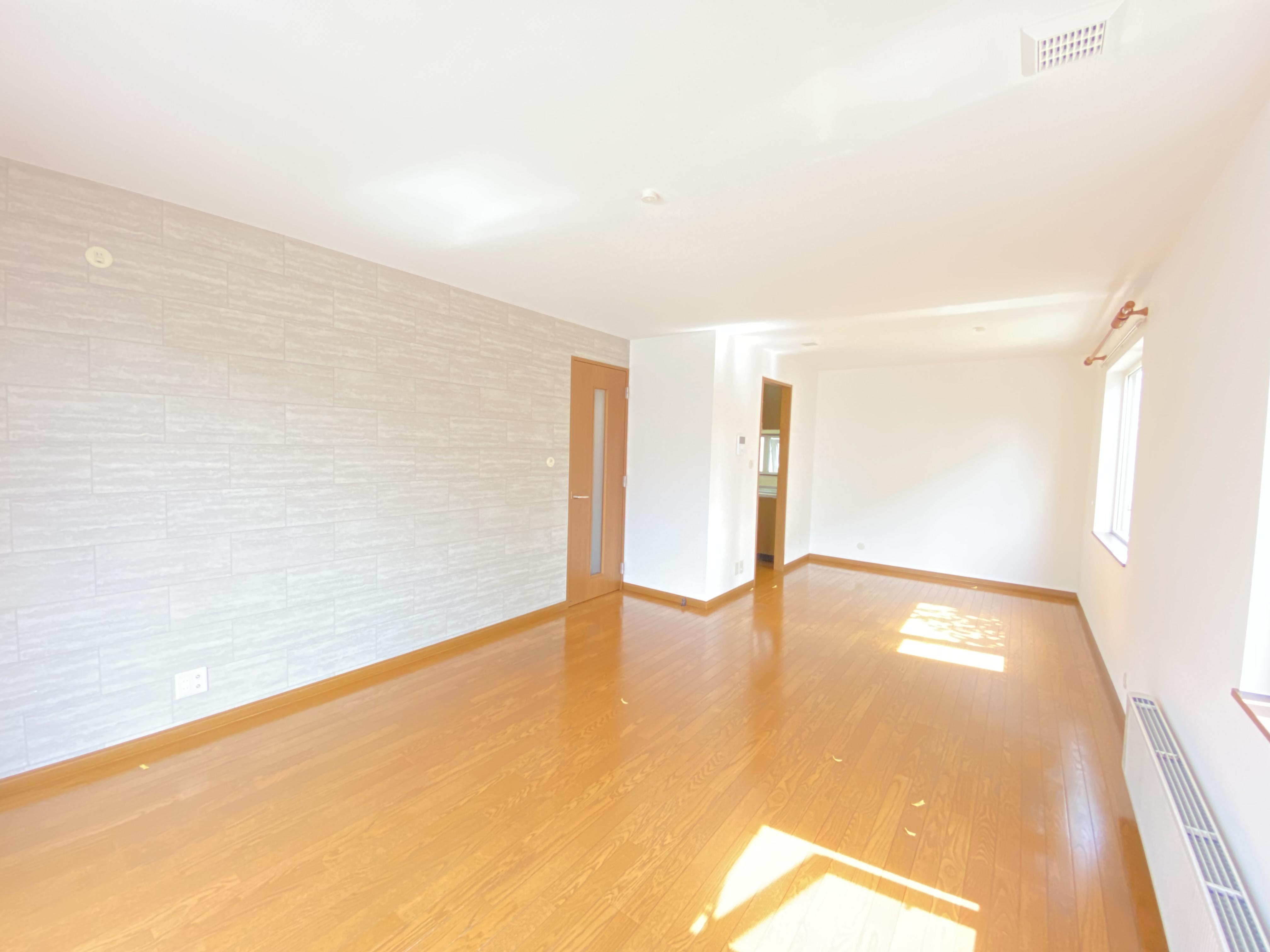 【リビング】全室壁天井クロス張替！リビングは1面のみクロスを変えておしゃれに♪