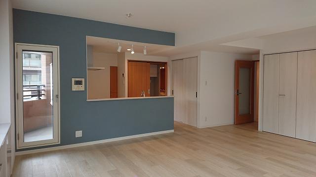 キッチン部分のクロスの張り分け。フルー色ははえます！